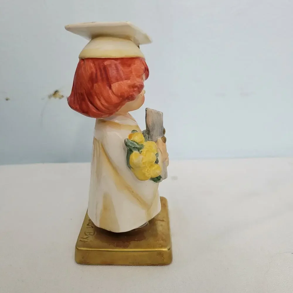 Vintage 1970 Goebel Graduation Figurine In Cap & Gown with Diploma 1926-1TClo - Picture 5 of 7